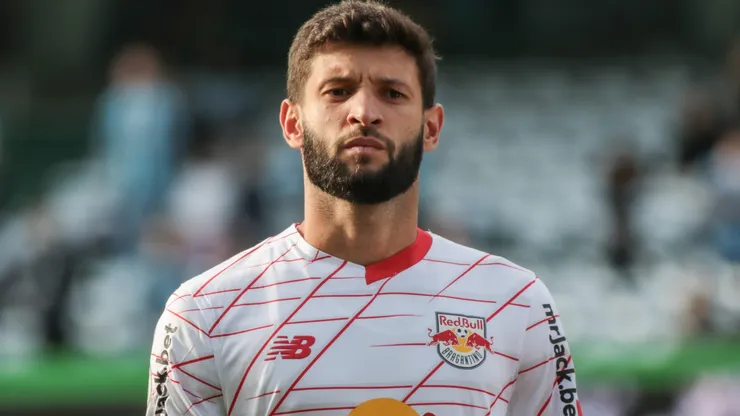 Juninho Capixaba, jogador do Bragantino, durante execucao do hino nacional antes da partida contra o Gremio no estadio Couto Pereira pelo campeonato Brasileiro A 2024. Foto: Robson Mafra/AGIF