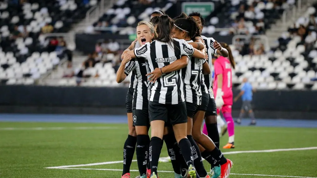 Jogadoras do Botafogo celebram gol contra Minas Brasília