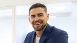 Jorginho durante assinatura do contrato, ao lado de Boto.