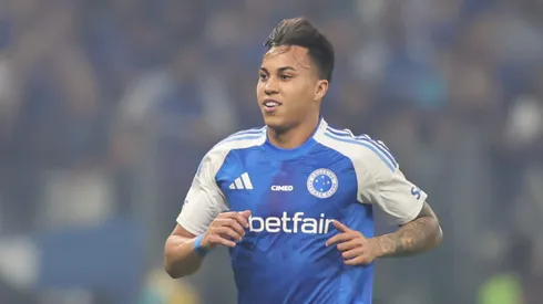 Kaio Jorge, jogador do Cruzeiro, comemora seu gol durante partida contra o Palmeiras, pelo Brasileirão Betano. Foto: Gilson Lobo/AGIF.