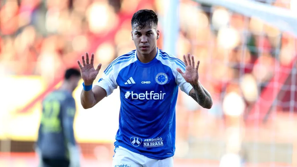 Kaio Jorge, atacante da Raposa. Foto: Marlon Costa/AGIF.