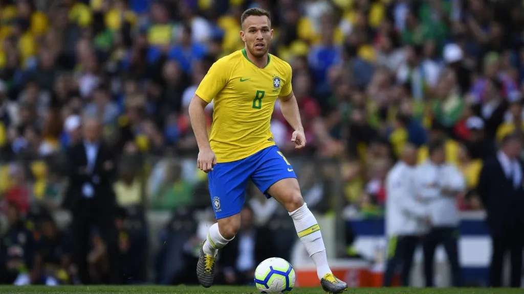 Arthur Melo em partida pela Seleção Brasileira. (Photo by Octavio Passos/Getty Images)