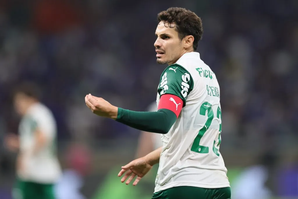 MG – BELO HORIZONTE – 01/06/2025 – BRASILEIRO A 2025, CRUZEIRO X PALMEIRAS – Raphael Veiga jogador do Palmeiras lamenta durante partida contra o Cruzeiro no estadio Mineirao pelo campeonato Brasileiro A 2025. Foto: Gilson Lobo/AGIF