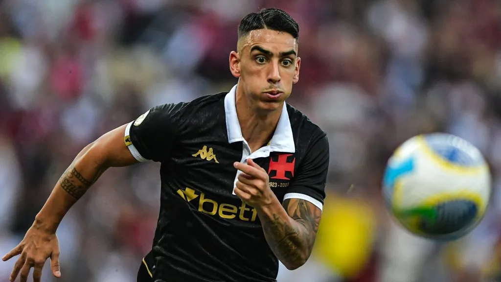 Puma Rodríguez jogador do Vasco durante partida contra o Flamengo no estádio Maracanã pelo campeonato Brasileiro A 2024. Foto: Thiago Ribeiro/AGIF