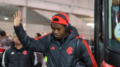 Vitão durante chegada do elenco ao Beira-Rio para o jogo contra o Fluminense.