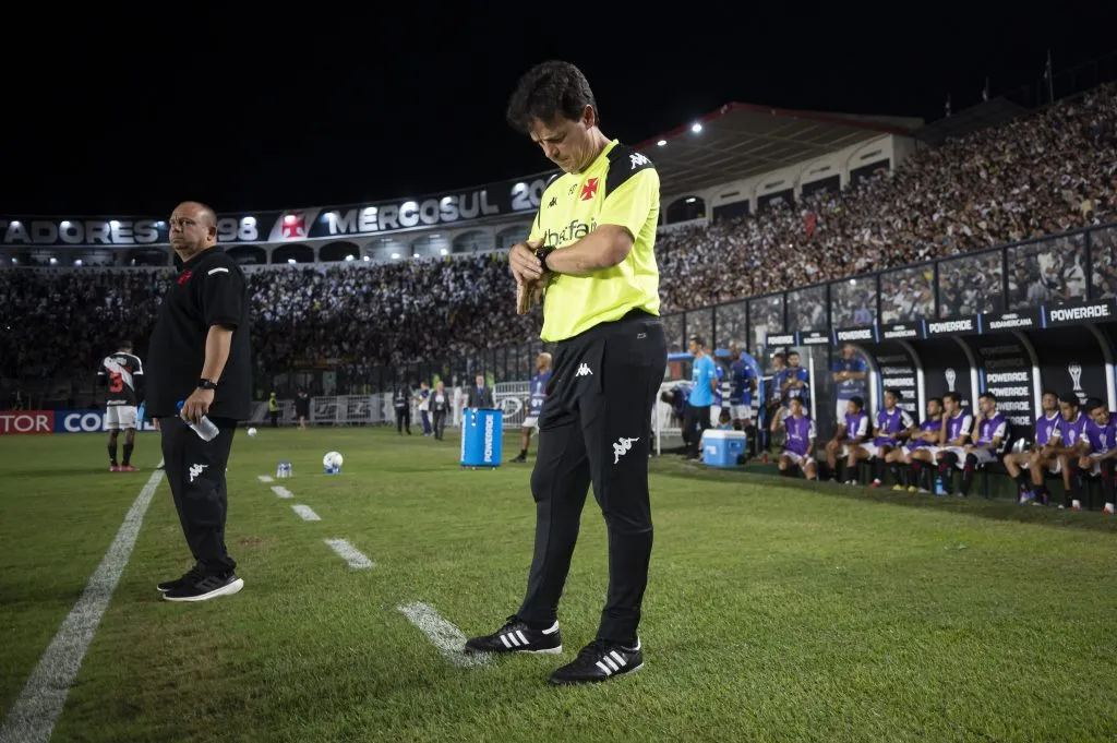 RJ – RIO DE JANEIRO – 27/05/2025 – COPA SUL-AMERICANA 2025, VASCO X MELGAR – Fernando Diniz tecnico do Vasco durante partida contra o Melgar no estadio Sao Januario pelo campeonato Copa Sul-americana 2025. Foto: Jorge Rodrigues/AGIF