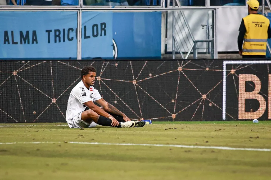 RS – PORTO ALEGRE – 04/05/2025 – BRASILEIRO A 2025, GREMIO X SANTOS – Kevyson jogador do Santos lamenta derrota ao final da partida contra o Gremio no estadio Arena do Gremio pelo campeonato Brasileiro A 2025. Foto: Maxi Franzoi/AGIF