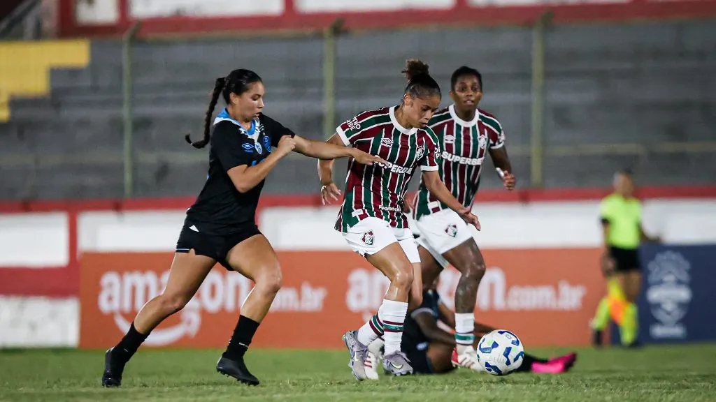 Fluminense e Grêmio em partida do Brasileirão Feminino