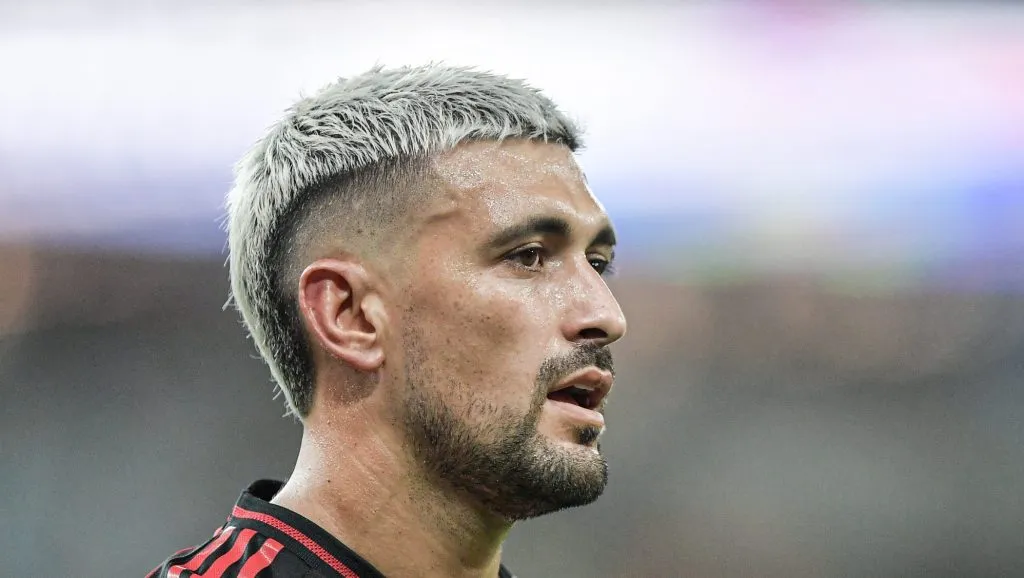 Foto: Thiago Ribeiro/AGIF – José Boto busca contratação para ter reserva no mesmo nível de Arrascaeta.