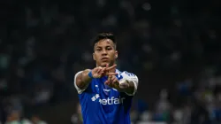 Kaio Jorge, jogador do Cruzeiro, comemora seu gol durante partida contra o Flamengo, pelo Brasileirão Betano. Foto: Fernando Moreno/AGIF