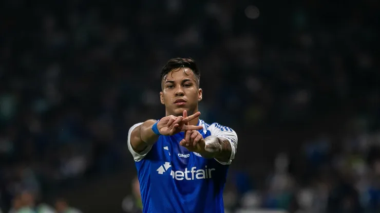 Kaio Jorge, jogador do Cruzeiro, comemora seu gol durante partida contra o Flamengo, pelo Brasileirão Betano. Foto: Fernando Moreno/AGIF