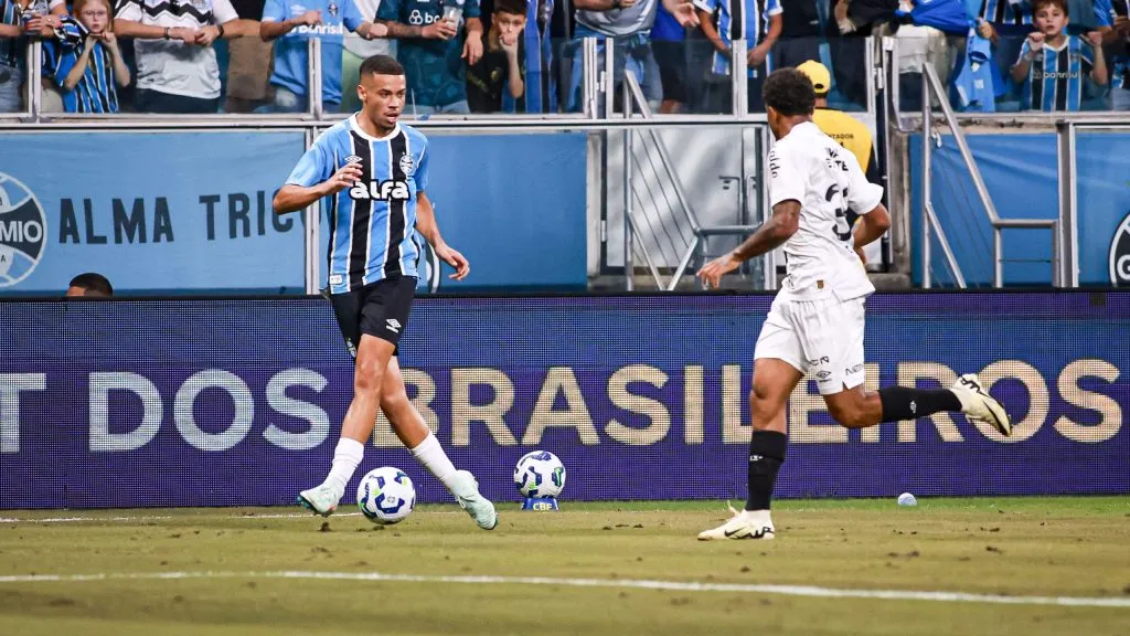 Alysson Edward jogador do Grêmio durante partida contra o Santos no estádio Arena do Grêmio pelo campeonato Brasileiro A 2025. Foto: Maxi Franzoi/AGIF
