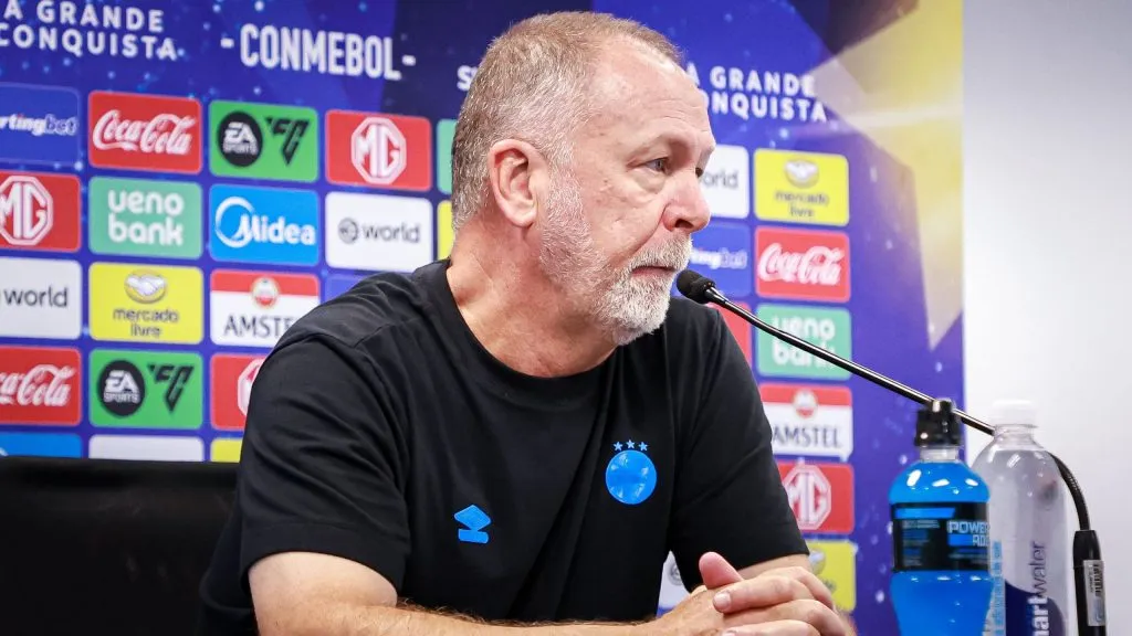 Mano Menezes técnico do Grêmio durante coletiva após vitória contra o Sportivo Luqueño no estádio Arena do Grêmio pelo campeonato Copa Sul-americana 2025. Foto: Maxi Franzoi/AGIF