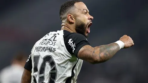 Memphis Depay comemorando durante partida entre Corinthians e Internacional, na Neo Química Arena, pelo Brasileirão. Foto: Miguel Schincariol