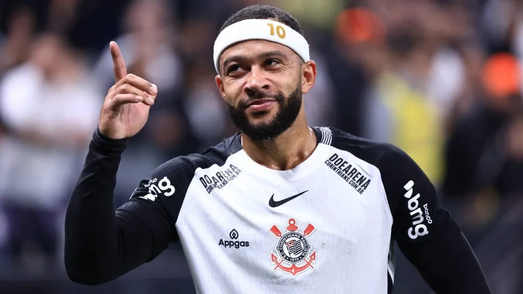 Memphis Depay durante partida. Foto: Marcello Zambrana/AGIF