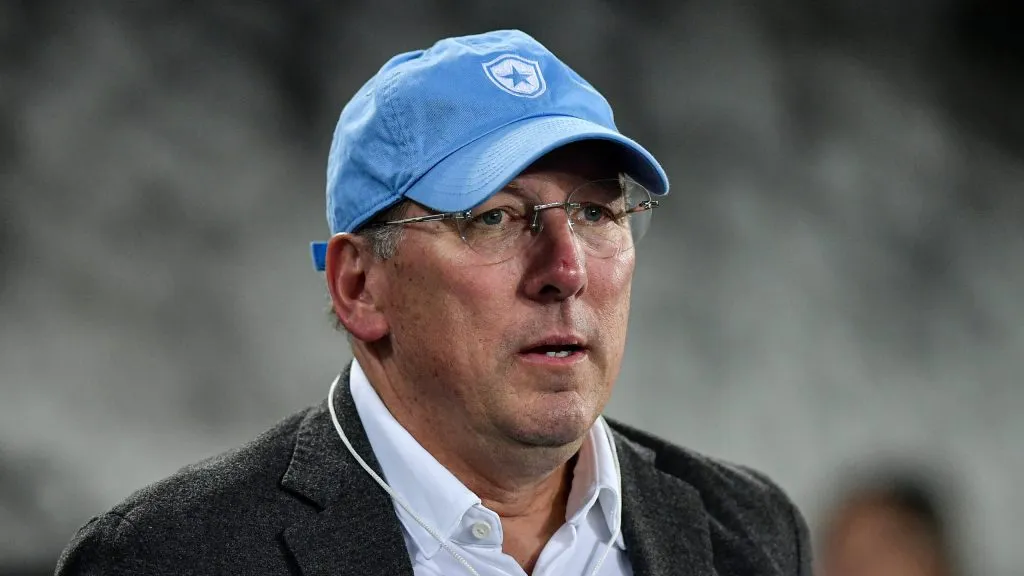 John Textor, dono da SAF do Botafogo, durante partida contra o Atlético-GO, pelo Brasileirão Betano de 2024. Foto: Thiago Ribeiro/AGIF.