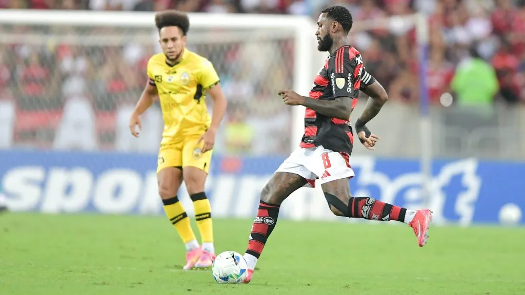 Gerson jogador do Flamengo durante partida contra o Deportivo Táchira no estádio Maracanã pelo campeonato Copa Libertadores 2025. Foto: Thiago Ribeiro/AGIF