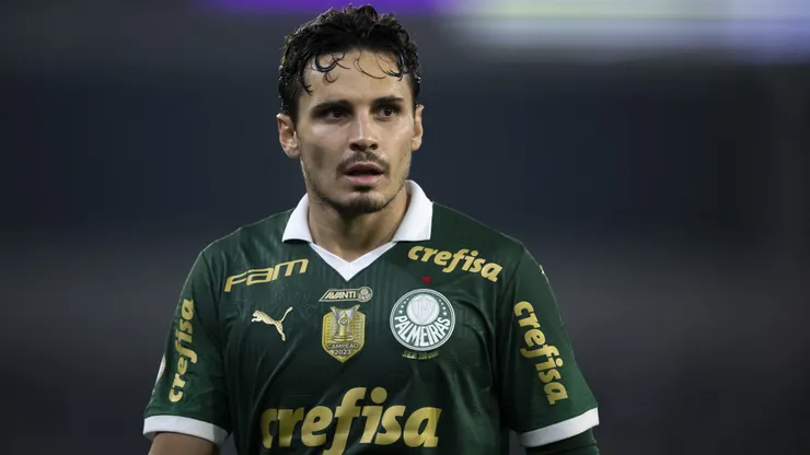 Raphael Veiga jogador do Palmeiras durante partida contra o Botafogo - Foto: Jorge Rodrigues/AGIF