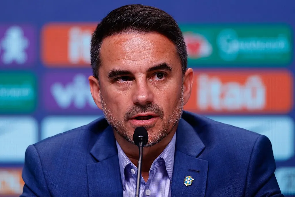 Rodrigo Caetano concedendo entrevista na CBF (Photo by Buda Mendes/Getty Images)