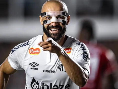 Thaciano vira alvo da torcida santista após jogo-treino