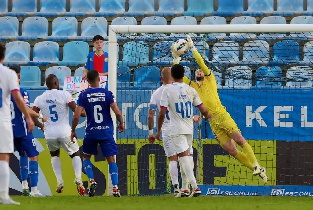João Bravim atuando pelo Alverca – Foto: Reprodução/Instagram