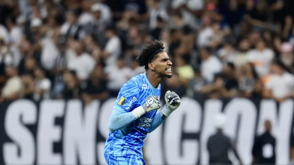 Hugo Souza goleiro do Corinthians comemoram vitória ao final da partida contra o Santos – Foto: Marcello Zambrana/AGIF
