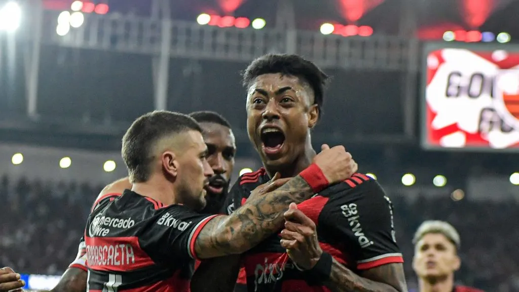 Foto: Thiago Ribeiro/AGIF – Gerson, Arrascaeta e Bruno Henrique comemorando gol com a camisa do CRF.