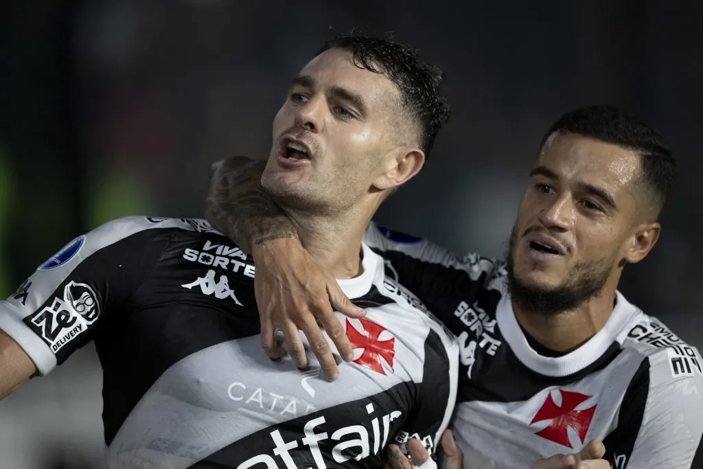 Vegetti jogador do Vasco comemora seu gol com Philippe Coutinho. Foto: Jorge Rodrigues/AGIF