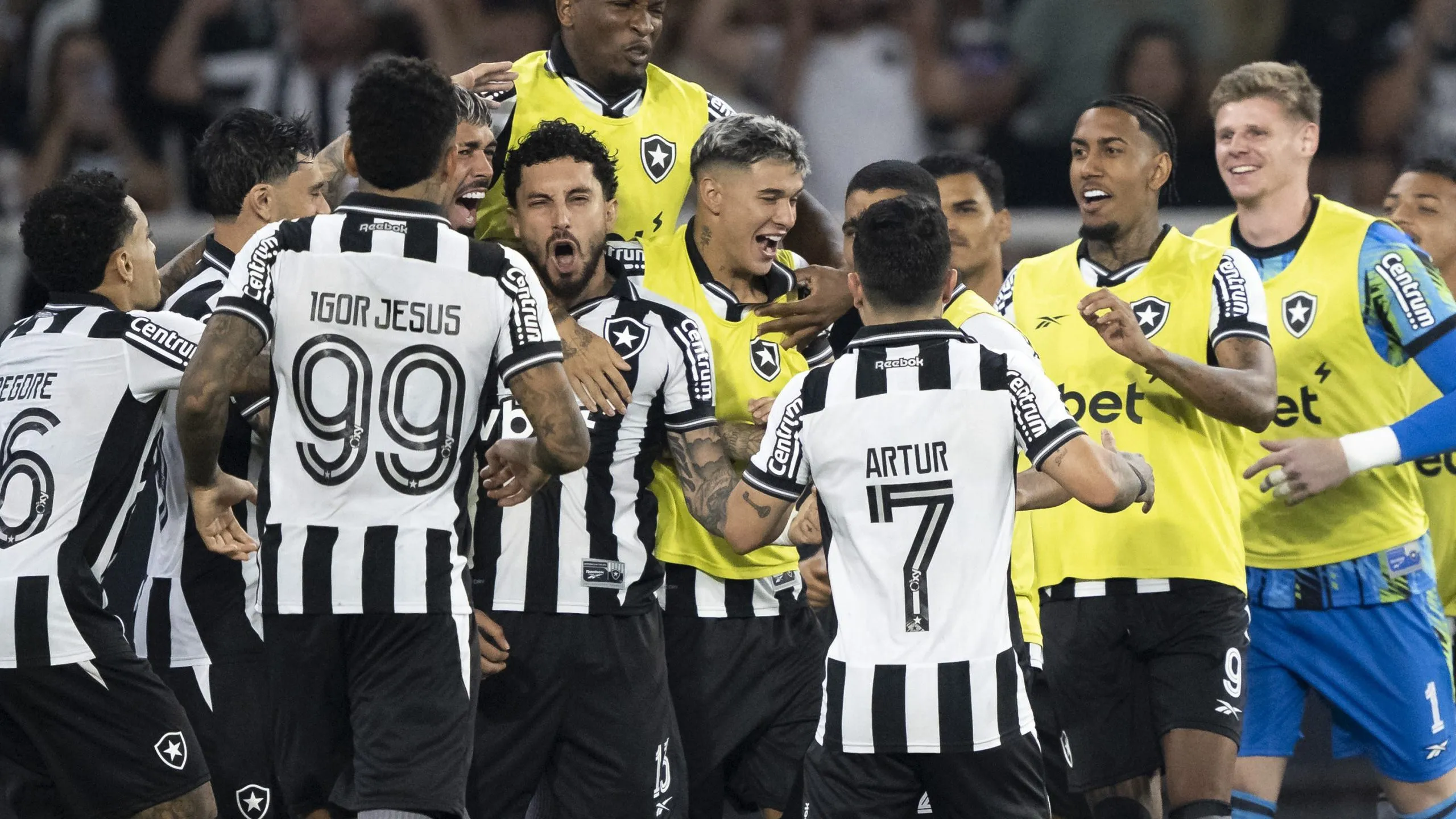 Alex Telles jogador do Botafogo comemora seu gol com jogadores do seu time durante partida contra o Ceara – Foto: Jorge Rodrigues/AGIF