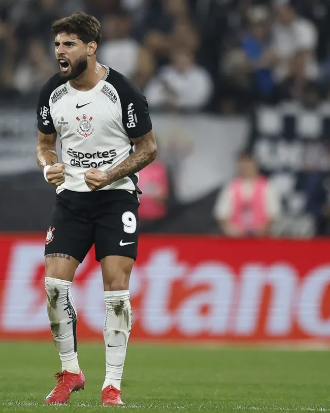 Yuri Alberto comemora gol em partida contra o Internacional – Foto: Miguel Schincariol/Getty Images