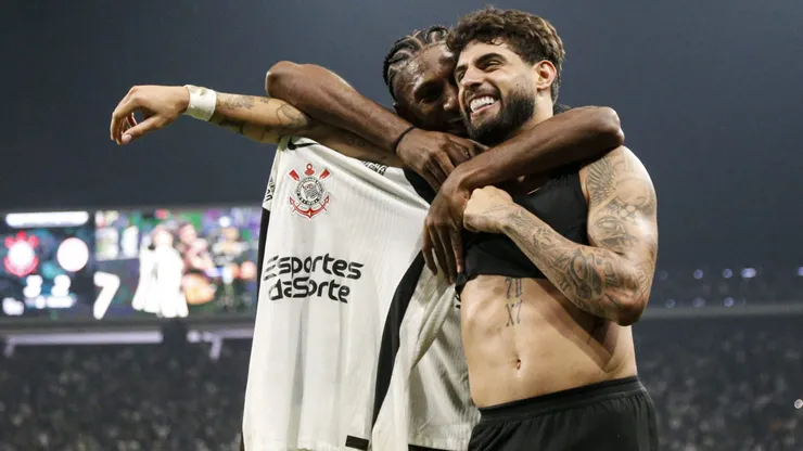 Yuri Alberto comemora gol em partida contra o Internacional - Foto: Miguel Schincariol/Getty Images