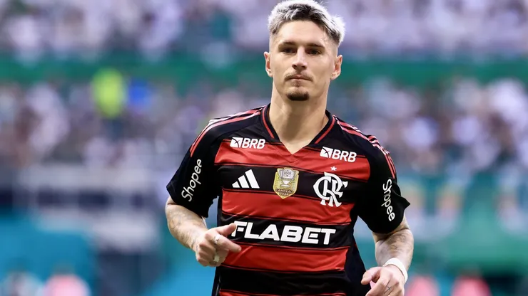 Varela, jogador do Flamengo, durante partida contra o Palmeiras no estadio Arena Allianz Parque pelo campeonato Brasileiro A 2025. Foto: Marcello Zambrana/AGIF
