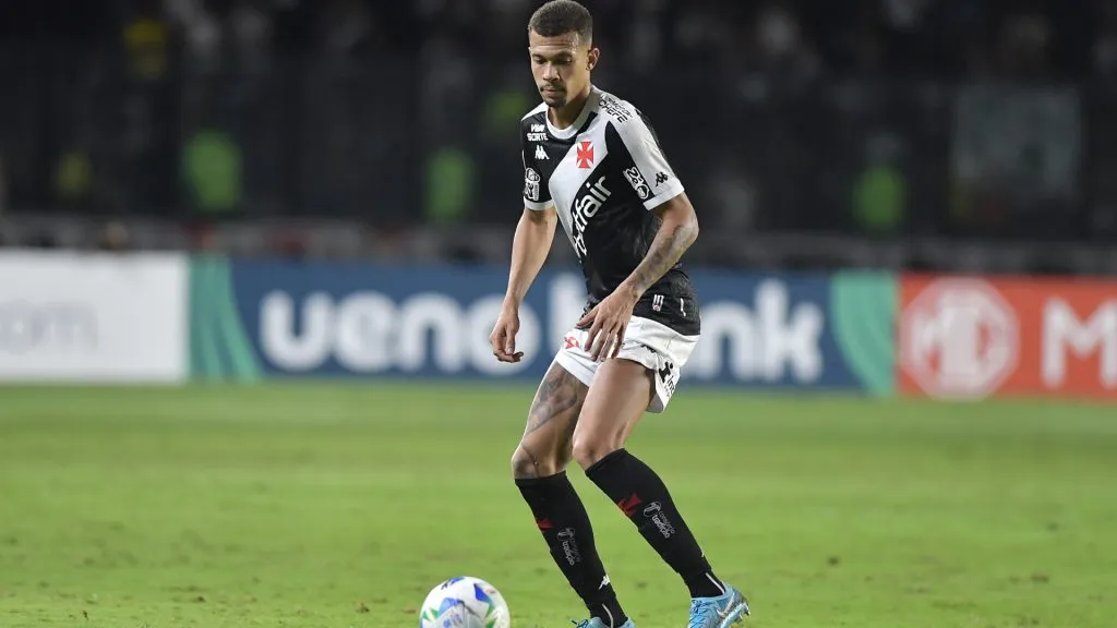 Alvo de críticas, João Victor deve permanecer como titular no Vasco – Foto: Thiago Ribeiro/AGIF