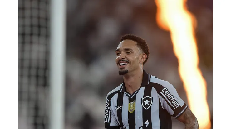 Vitinho exalta Botafogo antes do Super Mundial e vê evolução - Foto: Thiago Ribeiro/AGIF