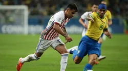 RS - Porto Alegre - 27/06/2019 - Copa America 2019, Brasil x Paraguai - Allan do Brasil disputa lance com Juan Iturbe do Paraguai durante partida no estadio Arena do Gremio pelo campeonato Copa America 2019 Foto: Guilherme Hahn/AGIF