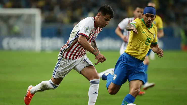 RS - Porto Alegre - 27/06/2019 - Copa America 2019, Brasil x Paraguai - Allan do Brasil disputa lance com Juan Iturbe do Paraguai durante partida no estadio Arena do Gremio pelo campeonato Copa America 2019 Foto: Guilherme Hahn/AGIF