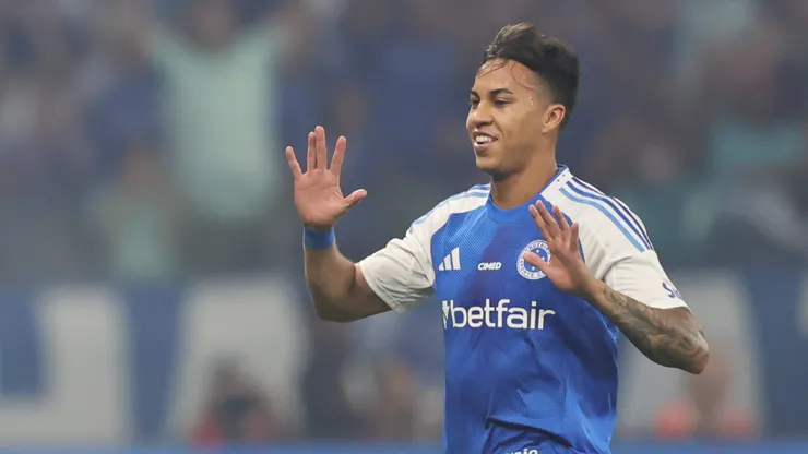 Kaio Jorge, jogador do Cruzeiro, comemora seu gol durante partida contra o Palmeiras, pelo Brasileirão Betano. Foto: Gilson Lobo/AGIF.