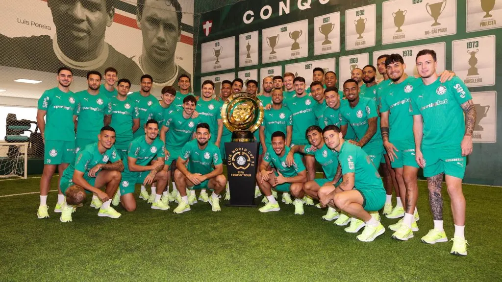 Elenco do Palmeiras com o troféu do Super Mundial de Clubes da FIFA na Academia de Futebol. (Foto: Cesar Greco/Palmeiras/by Canon)