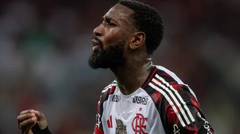 Gerson durante partida entre Vasco e Flamengo, no Maracanã, pelo Brasileirão.