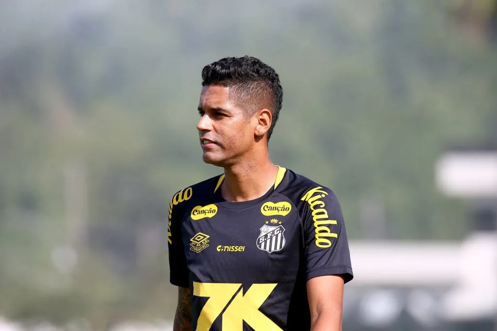 SP – SANTOS – 07/05/2025 – SANTOS, TREINO – Aderlan jogador do Santos durante treino no Centro de Treinamento CT Rei Pele. Foto: Mauricio De Souza/AGIF