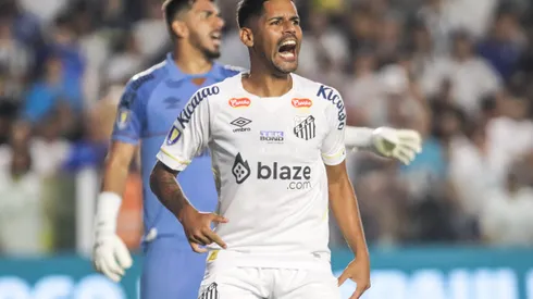 Recuperado, Aderlan pode reforçar o Santos em duelo contra o Fortaleza - Foto: Reinaldo Campos/AGIF