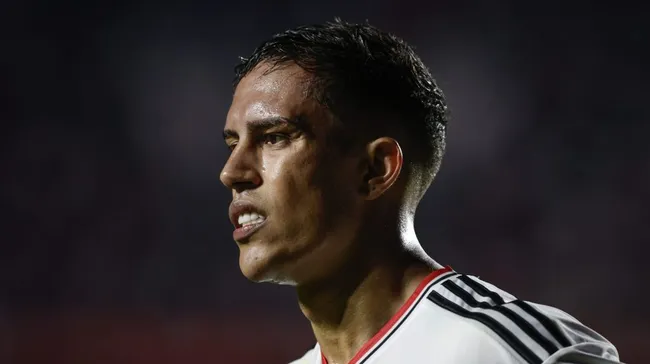 Foto: Marcello Zambrana/AGIF – Lateral do São Paulo interessa ao Alvinegro, mas não vai ter troca com Coronado.