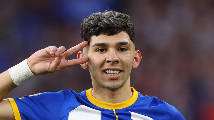 Julio Enciso durante partida pelo Brighton.