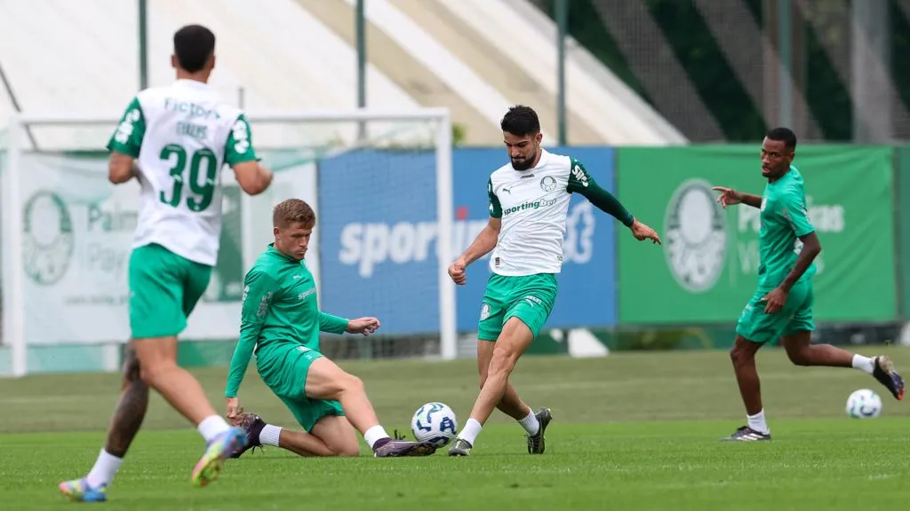 Bruno Fuchs e Flaco López, durante treinamento, na Academia de Futebol. (Foto: Cesar Greco/Palmeiras/by Canon)