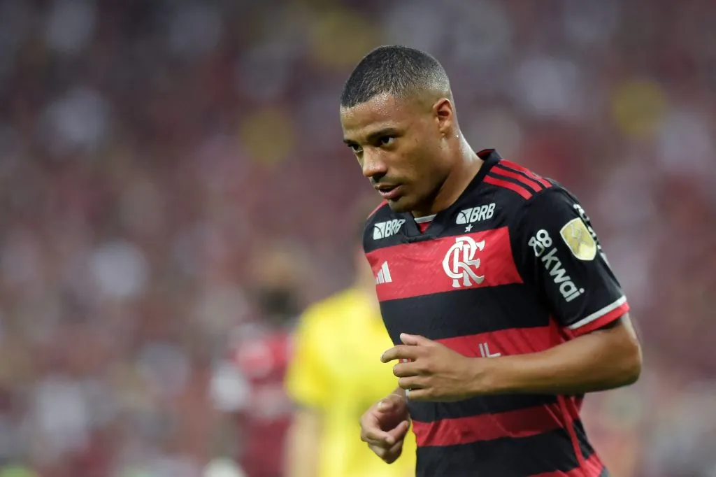 RIO DE JANEIRO, BRAZIL – SEPTEMBER 19: Nicolás de la Cruz of Flamengo looks on during the Copa CONMEBOL Libertadores 2024 Quarterfinal match between Flamengo and Peñarol at Maracana Stadium on September 19, 2024 in Rio de Janeiro, Brazil. (Photo by Dhavid Normando/Getty Images)