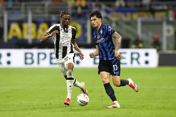 Joaquin Correa do FC Internazionale disputa lance com Kingsley Ehizibue do Udinese no Stadio Giuseppe Meazza, em Milão, Italia. Foto: Marco Luzzani/Getty Images