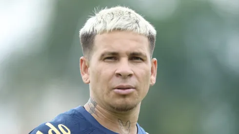 Soteldo durantre treino com a camisa do Peixe.