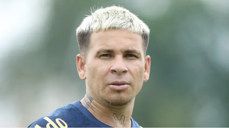 Soteldo durantre treino com a camisa do Peixe.