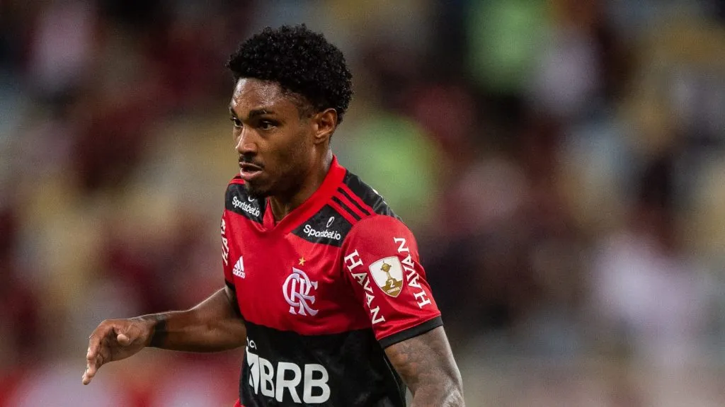 Foto: Thiago Ribeiro/AGIF – Vitinho, campeão pelo Flamengo, é pedido pela torcida para substituir Soteldo.