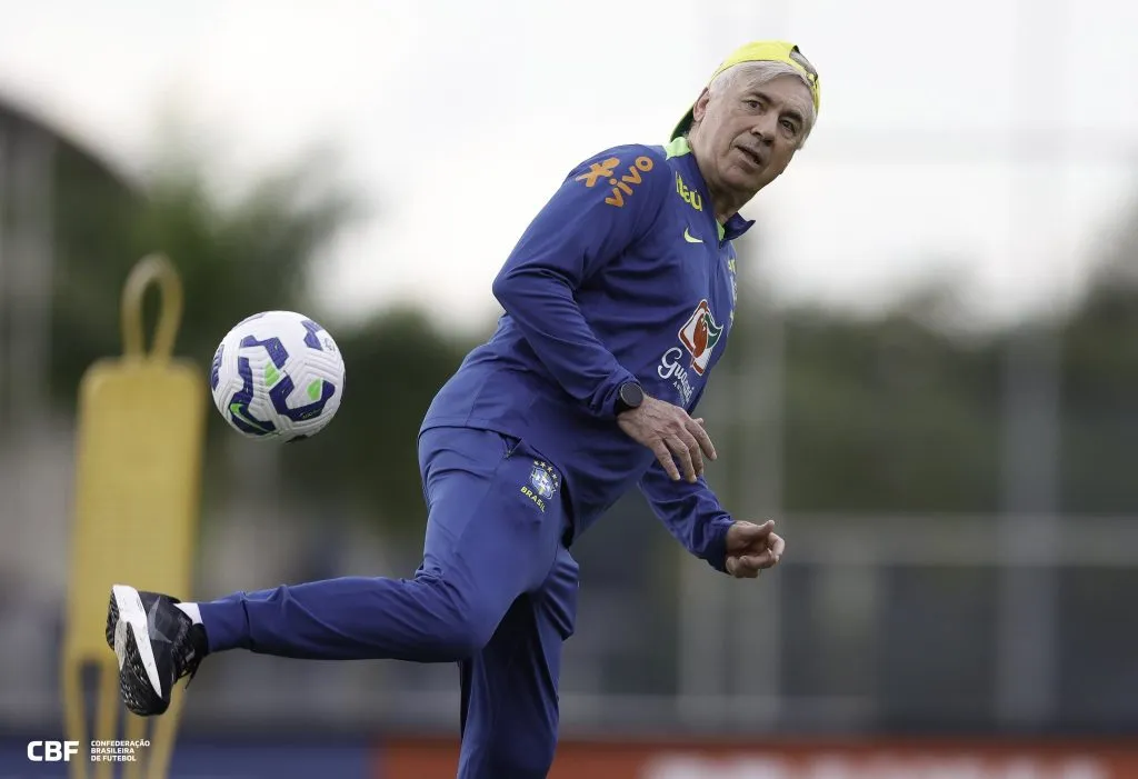 Fotos mostrando habilidade de Ancelotti viralizaram nas redes. Foto: Rafael Ribeiro/CBF.